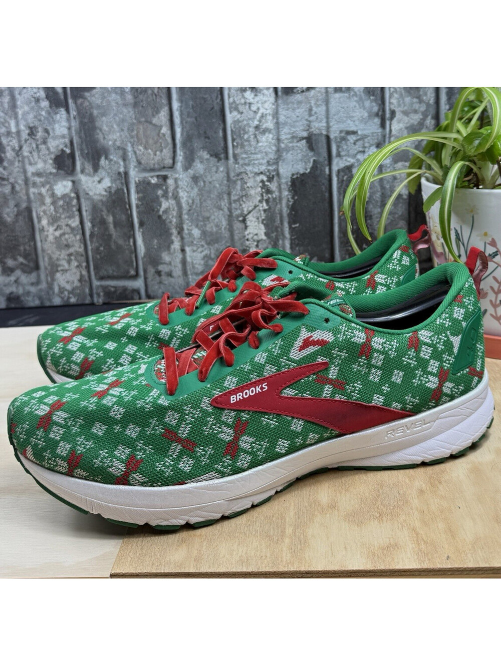 Brooks Revel Green/Red Fair Isle Christmas Low Top Lace-Up Sneaker 110347-1D-357